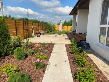 Baharda çeşitli çiçek ve bitkilerle bahçeye taze ekilmiş..