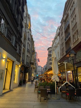BELGRAD, SERBIA - 11 Kasım 2022: şafak vakti Kneza Mihailova caddesi kalabalık. Aynı zamanda Knez Mihaila olarak da bilinen bu cadde, şehrin ana yaya caddesi ve ana turistik merkezidir..