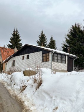 Kışın yeşil alanda yeni modern apartman blokları. Düz binaları olan bir apartman dairesi. Lüks ev kompleksi karla kaplı. Şehir Emlak Mülkü Mimarlık Sigortası Konsepti