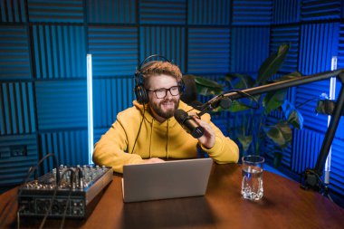 Yakışıklı radyo DJ 'i radyo programı, eğlence ve iletişim konseptini sunuyor..