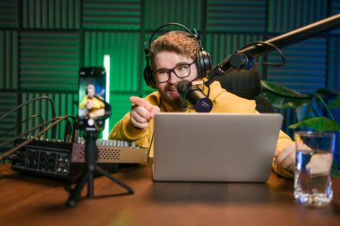 Yakışıklı radyo DJ 'i radyo programı, eğlence ve iletişim konseptini sunuyor..