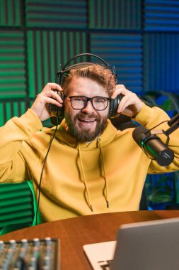 Yakışıklı radyo DJ 'i radyo programı, eğlence ve iletişim konseptini sunuyor..