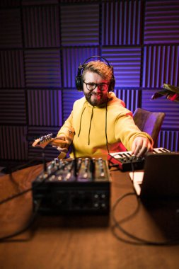 Ses mühendisi butik kayıt stüdyosundaki miksaj panelinde çalışıyor.