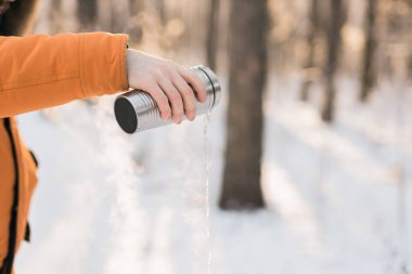 Sıcak içecek termostan kış orman havasına döküldü. Sıcaklık ve soğuk arasındaki zıtlık mevsimsel ritüelleri ve duyusal anları vurguluyor..