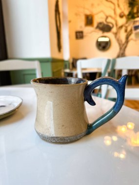 Samimi kafedeki beyaz mermer masada zanaatkar kahve fincanı. Sakin ol, mevcudiyet ve günlük ritüellerin ve el yapımı tasarımın basit güzelliği..