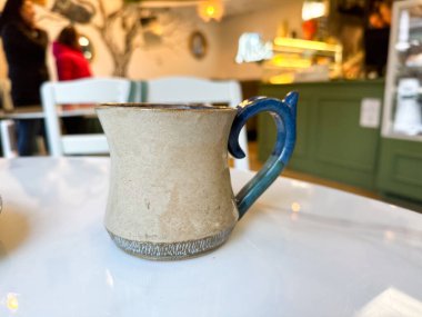 Samimi kafedeki beyaz mermer masada zanaatkar kahve fincanı. Sakin ol, mevcudiyet ve günlük ritüellerin ve el yapımı tasarımın basit güzelliği..