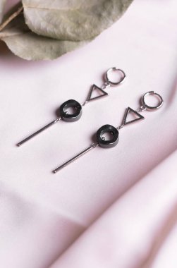 Mücevherli gümüş küpe seti. Mücevherler minimalist tarzda dizilmiş. El yapımı bijouterie konsepti