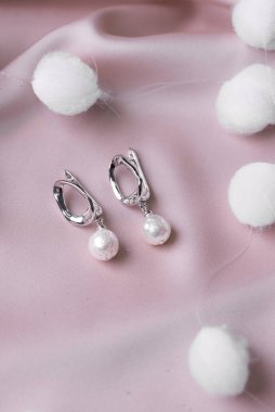 Doğal inciden yapılmış gümüş küpeler. Doğal mineral desenli mücevherler. Bijouterie ve el yapımı aksesuarlar üst görünüm zarif arkaplan.