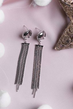 Zarif gümüş küpe seti. Mücevherler minimalist tarzda dizilmiş. El yapımı bijouterie konsepti