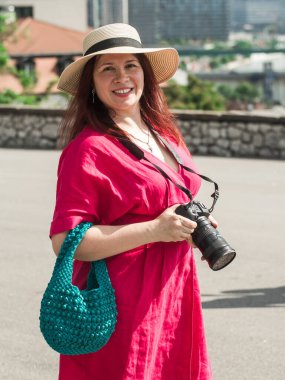 gülümseyen genç kadın dışarıda parkta çekmek için bir kamera ile