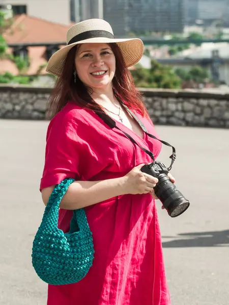 gülümseyen genç kadın dışarıda parkta çekmek için bir kamera ile