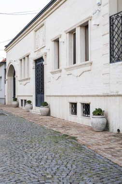 Avrupa 'daki bir konut binasının zarif taş cephesi. Mimari miras, kentsel detay ve sakin sokak atmosferi.