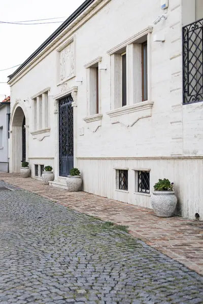 Avrupa 'daki bir konut binasının zarif taş cephesi. Mimari miras, kentsel detay ve sakin sokak atmosferi.