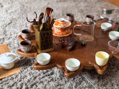 Kaliteli seramik çaydanlık ve okaliptüs ve ay taşı mücevherli keten kaplar. Çay seremonisi ve duyusal estetik.