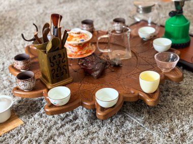 Kaliteli seramik çaydanlık ve okaliptüs ve ay taşı mücevherli keten kaplar. Çay seremonisi ve duyusal estetik.