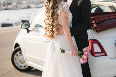 Bir buket beyaz ve pembe gül ve yeni evli çiftle.