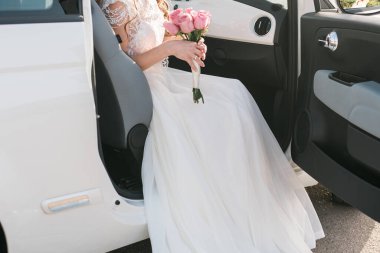 Gelin bir buket tutuyor, gelinlik, düğün ayrıntıları.