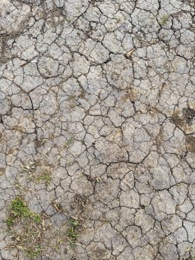 Kurak mevsimde toprağı çatlatmış. İklim değişikliği, sıcak hava dalgaları ve çevresel etki kavramı.