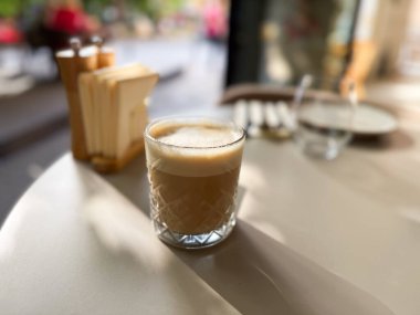Kafe masasında sıcak kahve. Kahvaltı anları ve şehir kahve kültürü