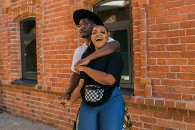 Şehir caddesinde gülen ve kucaklaşan mutlu çift. Aşk, arkadaşlık, eğlence, mutluluk ve ilişkiler kavramı. Boşluğu kopyala