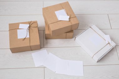 Online mağazadan reklam için bir sürü kutu getirildi. İnternet alışverişi ve dağıtımı.