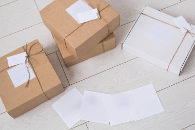 Online mağazadan reklam için bir sürü kutu getirildi. İnternet alışverişi ve dağıtımı.