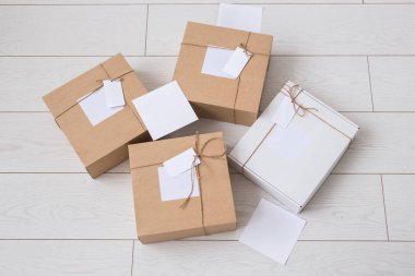 Online mağazadan reklam için bir sürü kutu getirildi. İnternet alışverişi ve dağıtımı.