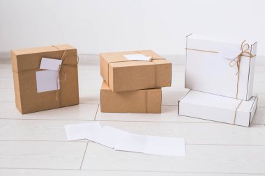 Online mağazadan reklam için bir sürü kutu getirildi. İnternet alışverişi ve dağıtımı.