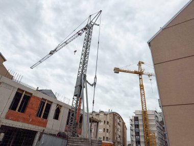 İki vinç ve bir inşaat alanı. Turnalar ve iskeleler aktif kentsel gelişim gösteriyor