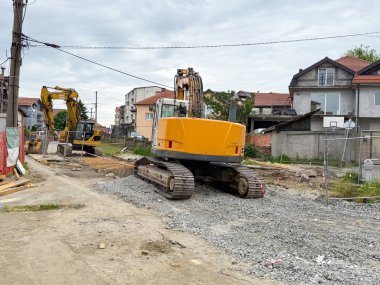 İki kazıcı iskan yolunda çalışıyor. Sokak yeniden inşa ediliyor
