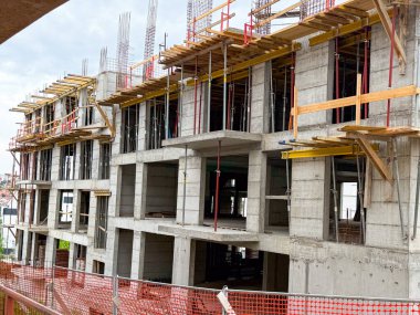 Yeni apartmanın modern beton iskeleti. Kentsel gelişim devam ediyor