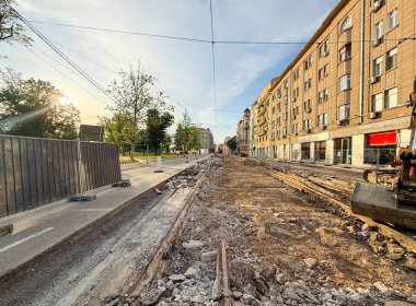 Şehir yol çalışmaları sırasında tramvay raylarının kaldırılması. Gün batımında şehrin yeniden inşası
