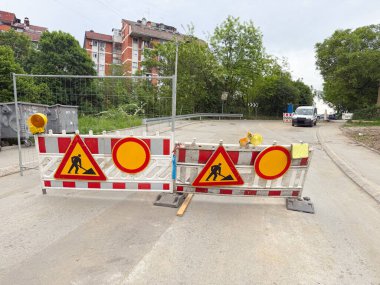 Cadde birden fazla inşaat işareti ve uyarı bariyeriyle kapatıldı. Geçici barikat aktif bakım çalışması sinyalleri veriyor