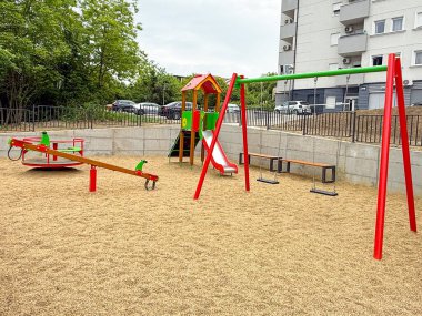 Konut alanında modern çocuk parkı. Çocukluk aktivitesi, açık hava eğlencesi ve kentsel mahallelerde güvenli oyun ortamı.