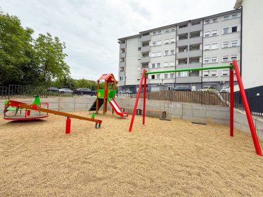 Renkli ekipmanlı oyun parkı. Çocukluk eğlencesi, açık hava aktivitesi ve şehir aileleri için kamusal alan tasarımı.