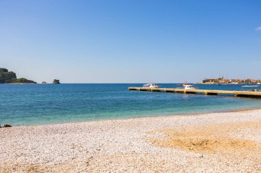 Sahil kasabası yakınlarında tekneler. Karadağ 'da deniz turizmi, deniz taşımacılığı ve Budva manzarası
