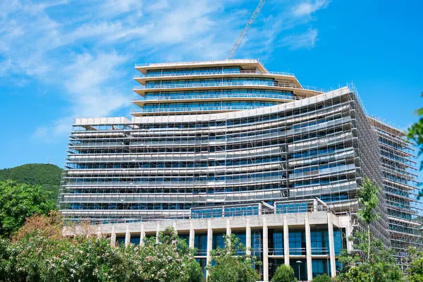 Tam donanımlı modern cam bina yapım aşamasında. Kentsel gelişim, çağdaş mimari ve şehir altyapı ilerlemesi