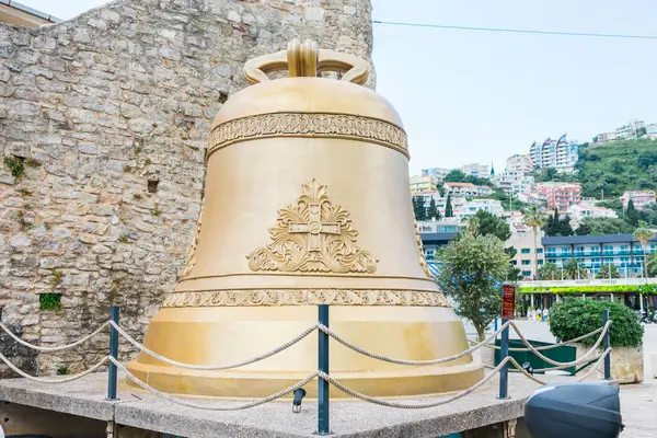 Budva, Karadağ - 10 Mayıs 2025: Karadağ 'ın Budva Eski Kenti' nin duvarları önünde büyük çatlak çan sergilendi.