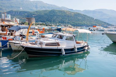 Lüks karavan yatı limana yanaştı. Yaz limanı sahnesinde sahil yaşam tarzı, tekne gezisi ve deniz turizmi.
