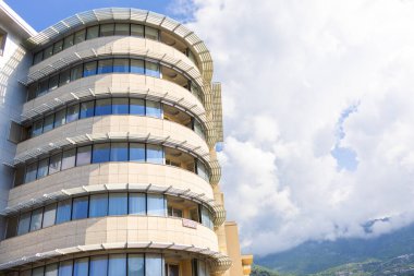 Demirden balkonları ve saksısı olan şık bir otel cephesi..