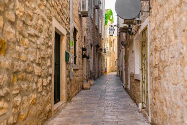 Akdeniz 'in eski kasabasında taş binalar olan tarihi dar bir sokak. Kültür mirası, yaz turizmi ve şehir cazibesi..