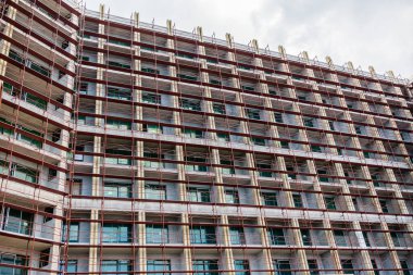 Tam donanımlı modern cam bina yapım aşamasında. Kentsel gelişim, çağdaş mimari ve şehir altyapı ilerlemesi