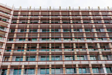 Tam donanımlı modern cam bina yapım aşamasında. Kentsel gelişim, çağdaş mimari ve şehir altyapı ilerlemesi