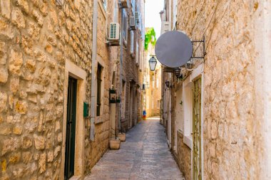 Akdeniz 'deki taş bina duvarındaki boş tabela. Kentsel tabela kavramı, boş marka alanı ve yerel Avrupa mimarisi