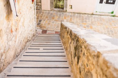 Eski kasaba caddesine çıkan taş merdiven. Kentsel navigasyon, mimari yapı ve Akdeniz atmosferi