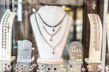 Mücevher ve kolyeli zarif bir mücevher sergisi. Lüks tasarım, moda aksesuarları ve perakende sunumu