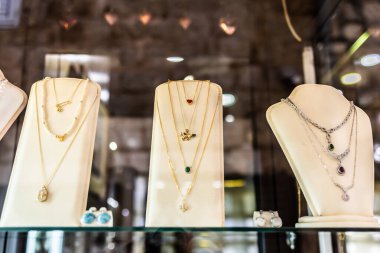 Mücevher ve kolyeli zarif bir mücevher sergisi. Lüks tasarım, moda aksesuarları ve perakende sunumu