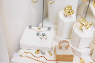 Zarif gösteride renkli tasarımcı yüzükleri. Moda ifadesi, modern mücevher ve sanatsal aksesuar tarzı.