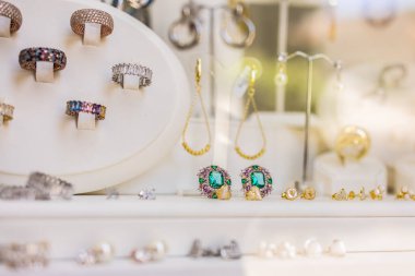 Güneş ışığında Gemstone yüzükleri ve küpeleri. Zarif mücevherler, canlı bir gösteri ve lüks bir detay.