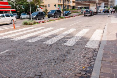 Şehir merkezinde kaldırım taşı caddesinde yaya geçidi. Yaya güvenliği, trafik altyapısı ve şehir sokak tasarımı